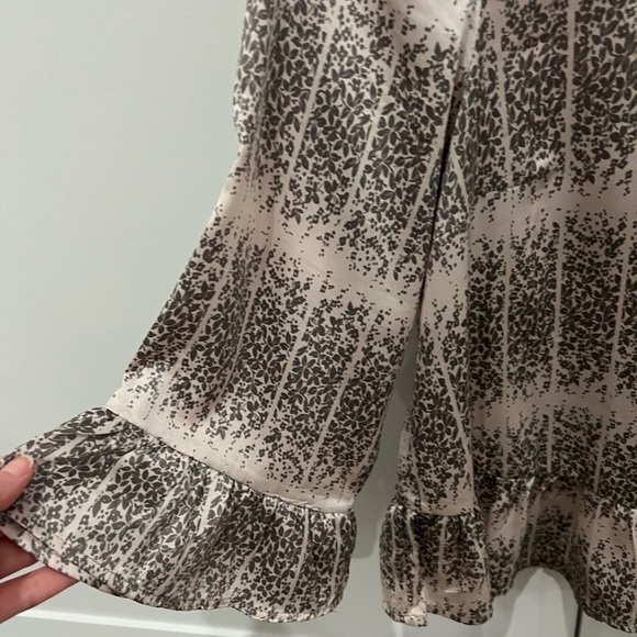 Cute cropped blouse with ruffle detail on sleeves and bottom. - Picture 2 of 3